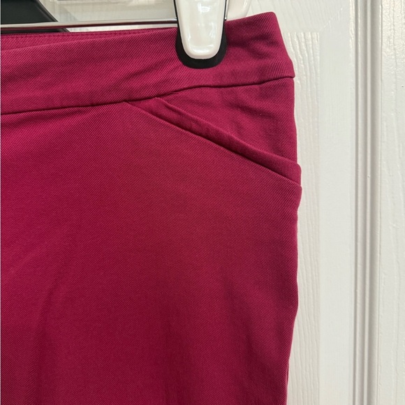 Chicos Size 1 Short (Women’s Medium 8) Fuschia Cranberry Perfect Stretch Pants - Picture 3 of 6